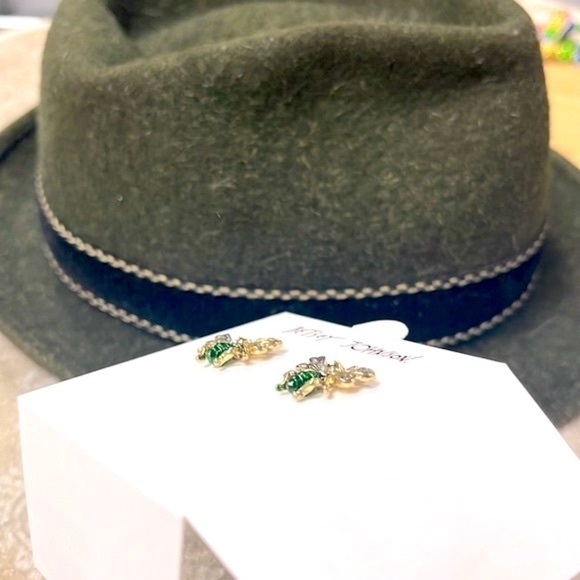 Brand New Betsey Johnson Gold Tone & Vibrant Green Fly Stud Post Earrings - Picture 9 of 12